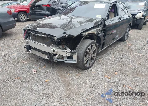 2015 Mercedes-Benz C 300 4Matic z USA, uszkodzony, nr VIN 55SWF4KBXFU008534